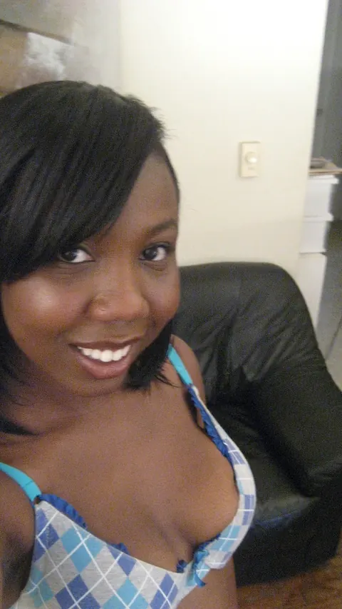 Ebony Beauty Strips for Selfies and Shows Her Boobs – photo 3 of 20