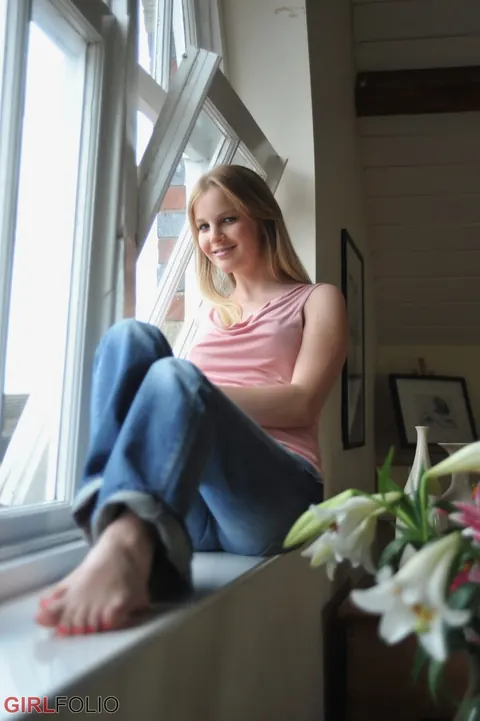 Blonde PAWG Strips Out of Her Jeans in Public and Spreads – photo 4 of 12