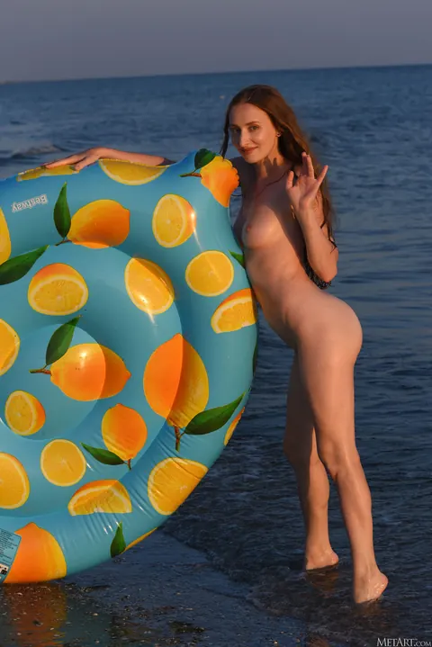 Erin Pink: Brunette Peels Off Her Bikini and Poses Nude on the Beach – photo 21 of 21