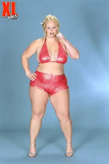 Kaitlin Klien – Busty Blonde MILF Strips Out of Her Bikini and Shorts