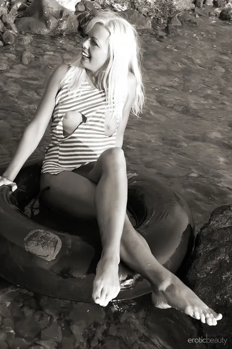 Blonde PAWG Undresses and Poses Nude on the Beach – photo 4 of 16