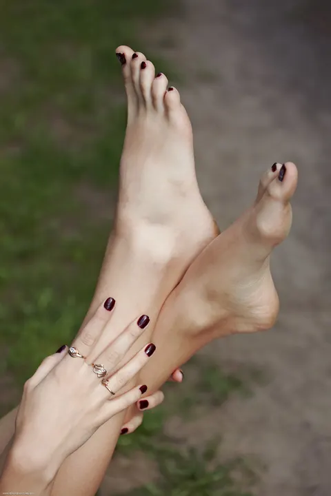 Blonde Spreads Her Legs Wide in the Forest – photo 19 of 21