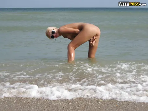 Busty Blonde in Glasses Bares Her Shaved Pussy on the Beach – photo 15 of 16