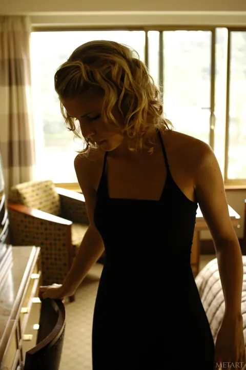 Curly Blonde in a Dress Spreads Her Legs – photo 1 of 21