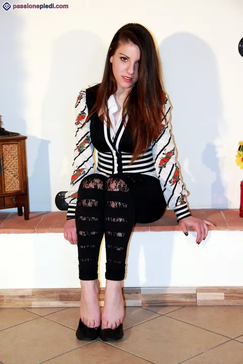 European Redhead Curls Her Toes After Removing Flat Shoes – photo 7 of 12