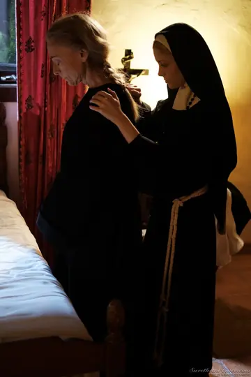 Mona Wales – Tall Blonde Undresses and Eats Pussy with Small-Titted Partner