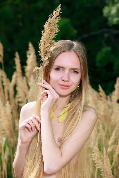 Honey Liz: Tall Russian Blonde Strips Out of Her Shorts and Spreads – photo 7 of 21