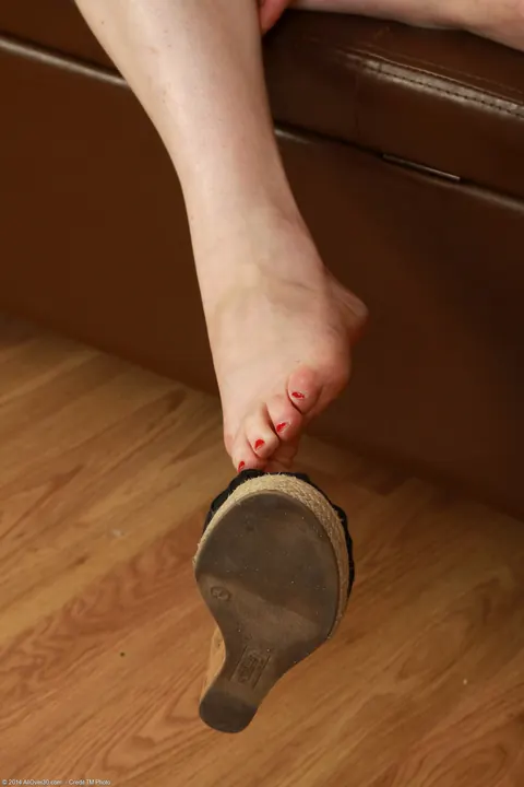Tammy Wilcox: Thick Redhead MILF Spreads Her Holes and Shows Her Feet – photo 2 of 21