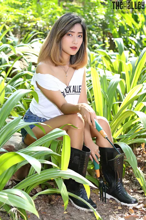 Asian Woman Strips Out of Her Shorts and Boots Outdoors – photo 4 of 16