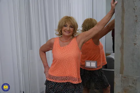 Thick Blonde MILF Uses a Dildo on Herself – photo 2 of 16
