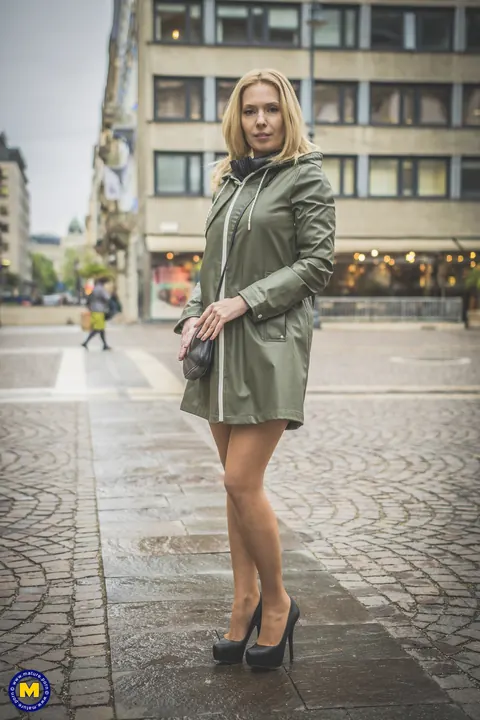 Alexa Bi: Petite Hungarian MILF Flashes Her Legs Outdoors in Heels – photo 4 of 20