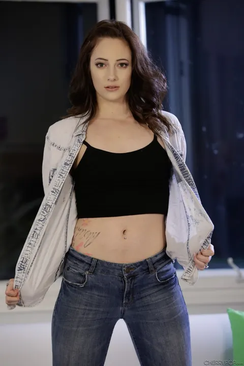 Riylee Renee: Tattooed Brunette with Small Natural Tits Strips Nude and Spreads Her Pussy – photo 5 of 18