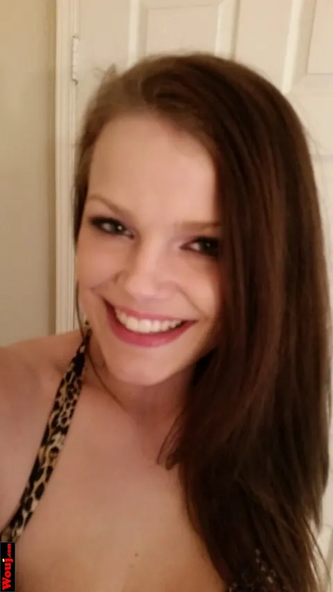 Woman in a Bikini Takes Selfies on Her Phone – photo 7 of 15