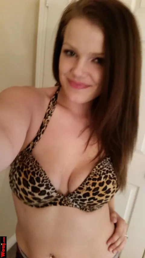 Woman in a Bikini Takes Selfies on Her Phone – photo 15 of 15