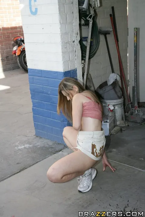 Marina Maywood: Blonde with Big Tits Flashes Her Pussy in Public – photo 13 of 16