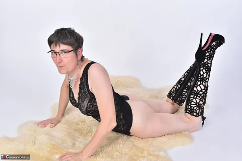 Short-Haired European MILF Strips Nude on a Bearskin Rug – photo 15 of 16