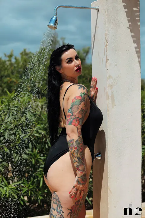 Tattooed BBW Strips Out of Her Bikini in an Outdoor Shower – photo 8 of 21