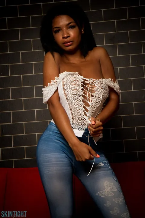Jay Gray: Ebony MILF Strips Out of Her Jeans and Shows Her Big Natural Tits – photo 9 of 12