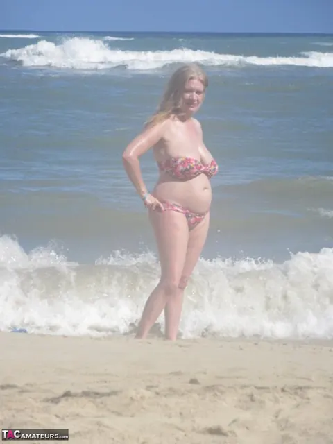 Lily May: Redhead BBW Shows Her Big Saggy Tits at the Beach – photo 18 of 20