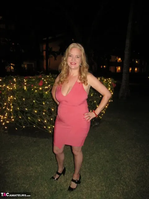 Lily May: Redhead BBW Shows Her Big Saggy Tits at the Beach – photo 10 of 20