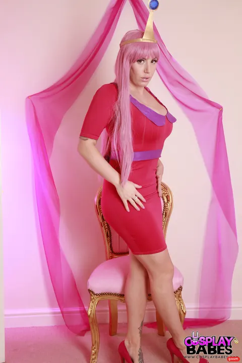 Yuffie Yulan: British Brunette Lifts Her Costume Skirt in Heels – photo 4 of 15