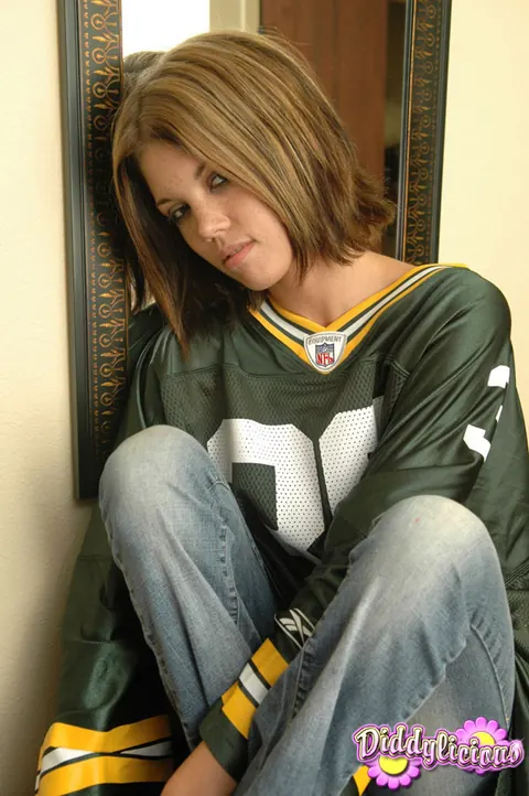 Diddylicious: Slim Brunette Peels Off Her Jeans and Shows Her Enhanced Tits – photo 1 of 12