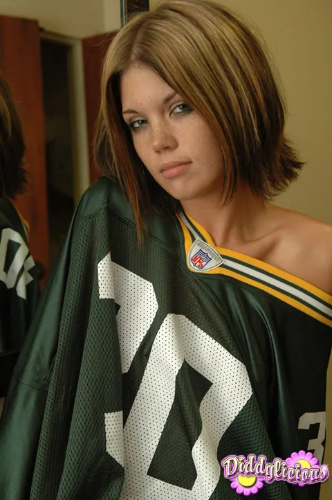 Diddylicious: Slim Brunette Peels Off Her Jeans and Shows Her Enhanced Tits – photo 4 of 12