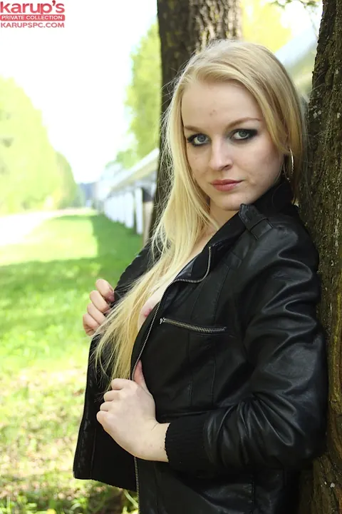 Bella Lei: European Blonde Spreads Her Pussy Outdoors in Stockings – photo 2 of 16