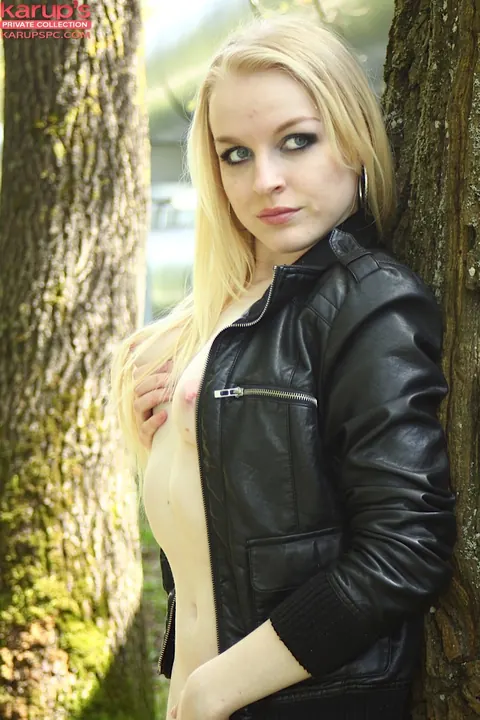 Bella Lei: European Blonde Spreads Her Pussy Outdoors in Stockings – photo 5 of 16