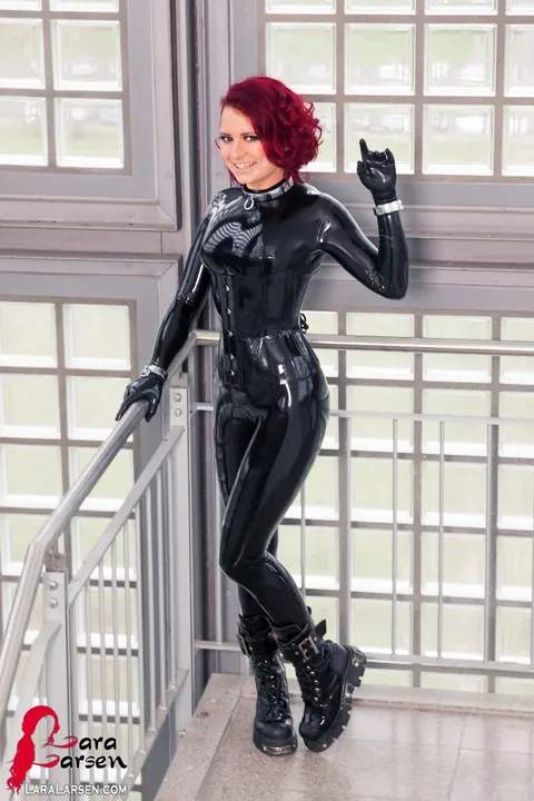 Lara Larsen: PAWG Redhead in Latex Ball-Gagged and Restrained – photo 2 of 12