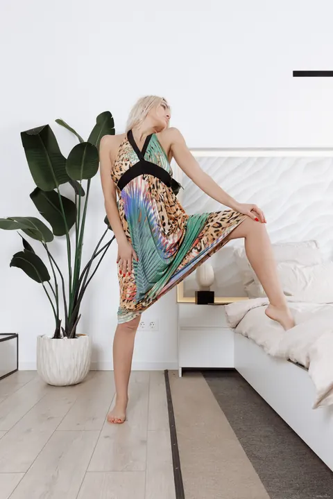 Blonde Strips Nude and Turns for the Camera – photo 1 of 21