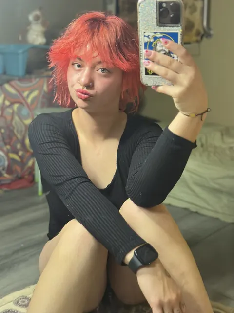 Skinny Redhead Bends Over in Front of a Mirror for a Phone Selfie – photo 9 of 11