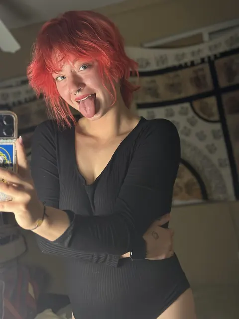 Skinny Redhead Bends Over in Front of a Mirror for a Phone Selfie – photo 5 of 11