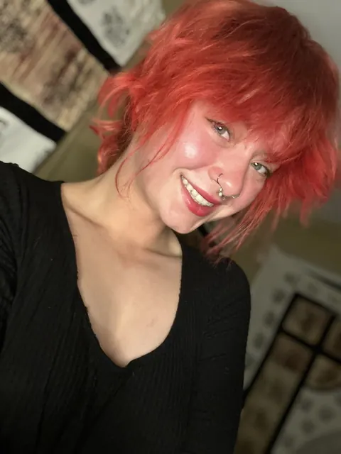 Skinny Redhead Bends Over in Front of a Mirror for a Phone Selfie – photo 6 of 11