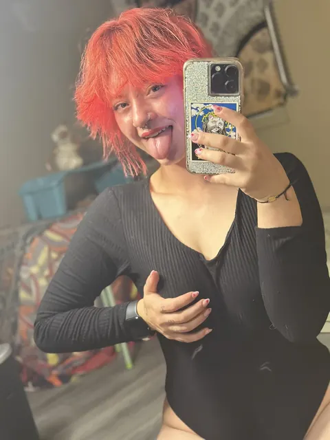 Skinny Redhead Bends Over in Front of a Mirror for a Phone Selfie – photo 8 of 11