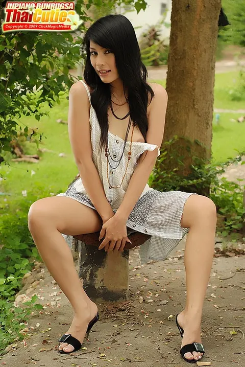 Thai Brunette Flashes Her Body and Spreads in the Garden – photo 2 of 15