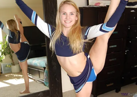 Natalie Knight: Blonde with Big Natural Tits Spreads Her Legs in Front of a Mirror – photo 2 of 20
