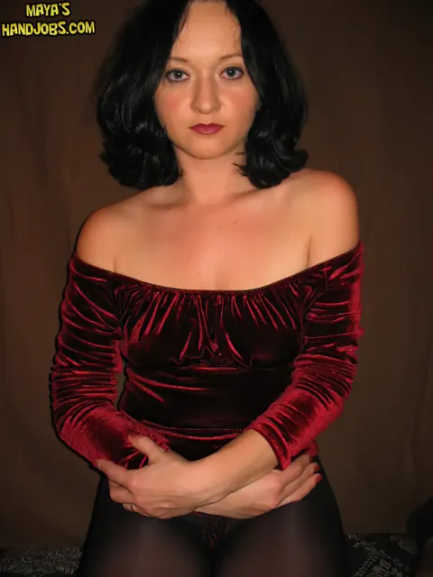 Mayas Handjobs: Thick Brunette MILF Strips Out of Her Pantyhose and Panties – photo 1 of 14