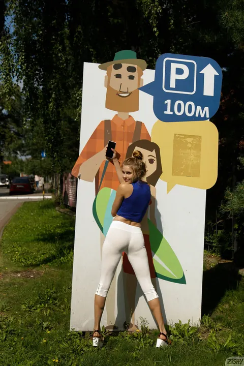 Adelina Dey: Thick Ukrainian Brunette Poses in Yoga Pants Outdoors – photo 1 of 12