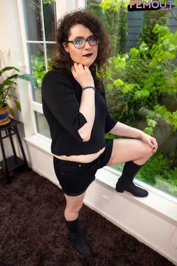 Curvy Trans Woman Strips Out of Her Pantyhose