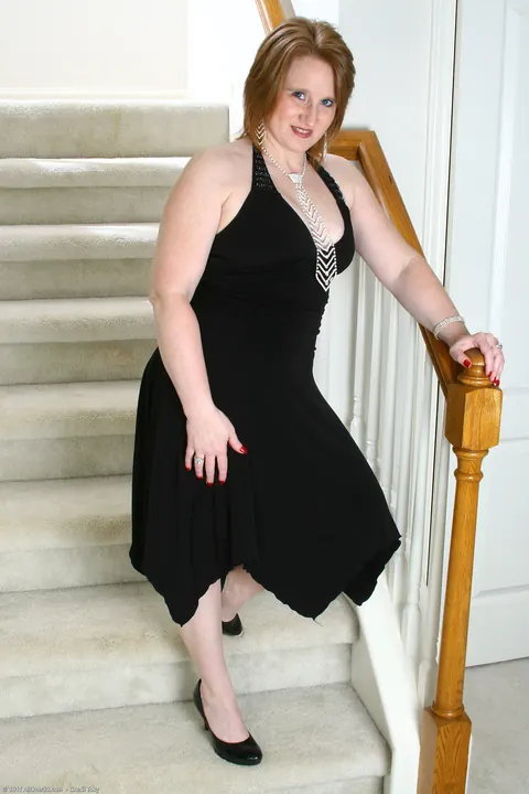 Curvy MILF Amateur Shows Off Her Big Tits on the Stairs – photo 1 of 21