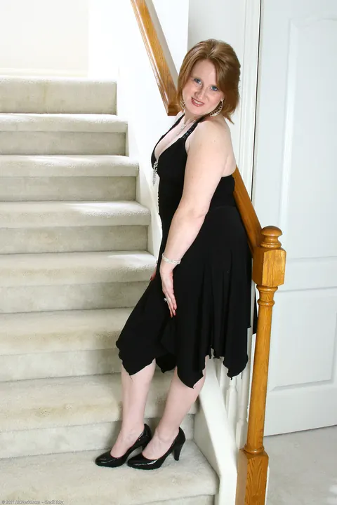Curvy MILF Amateur Shows Off Her Big Tits on the Stairs – photo 2 of 21