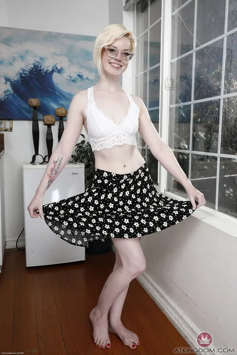 Pearl Sinclair: Short-Haired Blonde in Glasses Spreads for Anal – photo 4 of 21