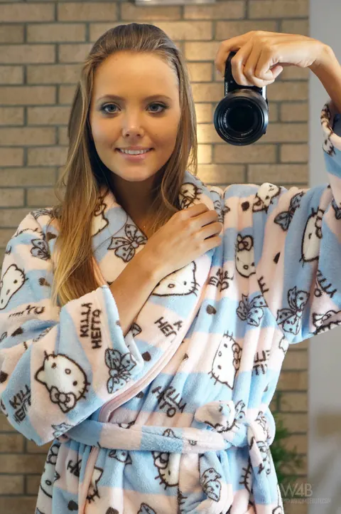 Woman Spreads Her Shaved Pussy for Mirror Selfies – photo 1 of 20