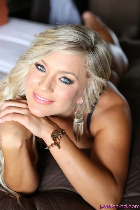 Cameron Dee: Blonde with Big Natural Tits Opens Her Legs Wide – photo 2 of 17