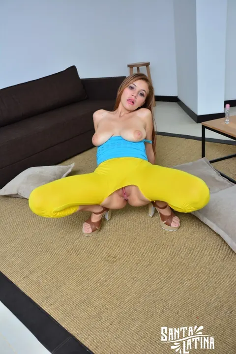 Sara Alvarez: Latina in Ripped Tights Pulls Them Aside and Spreads Wide – photo 11 of 17