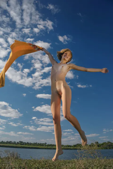 Petite Blonde Poses Naked on the Beach – photo 7 of 21