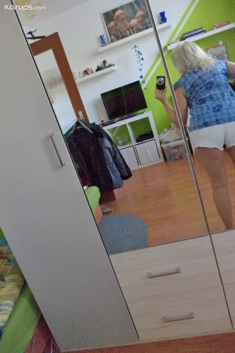 Sindy Huga: Curvy Blonde MILF with Huge Tits Plays with a Toy in a Mirror Selfie – photo 2 of 20