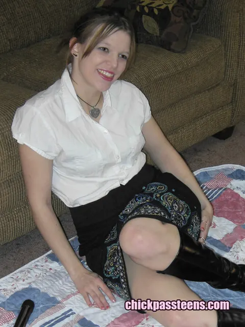 Wendie Tomass: Tattooed BBW in Boots Spreads and Uses a Dildo – photo 1 of 16