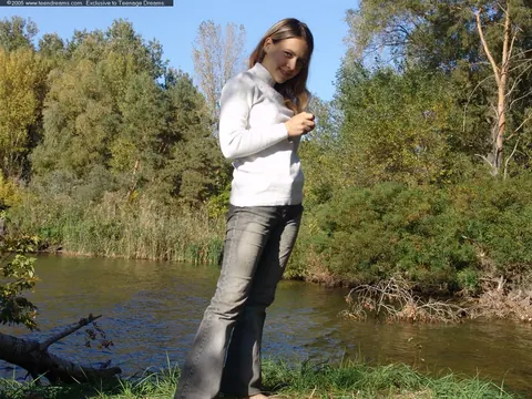 Woman in Jeans Spreads Her Shaved Pussy Outdoors – photo 1 of 21